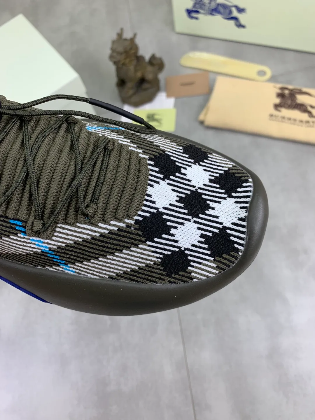 Men's Men's Shoes 💰P620 💰【New Style】Top Version 🆘【Burberry】New Burberry Fly Knit Shoes are now available with perfect workmanship! 🔥Perfect shape and top quality🙈Non-slip and wear-resistant high-end rubber outsole👣Versatile and comfortable shoes, standard size: 39-45 (customized 38-46) 2️⃣colors available Top-quality packaging